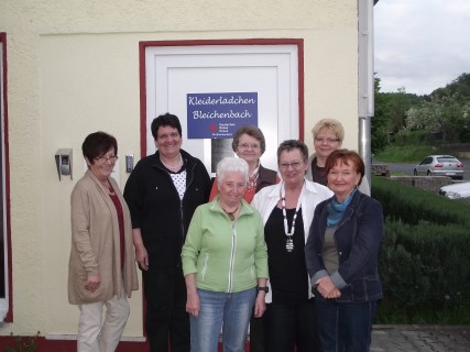 Foto: Portrait von zwei Seniorinnen in der Kleiderkammer