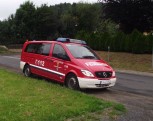 Foto: Rettungssanitäterin zischen DRK-Wagen.